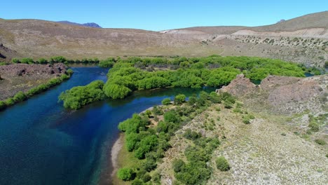 Vista-Aérea-De-Un-Lago-En-El-Norte-De-La-Patagonia-Con-Un-Cielo-Azul-Profundo-Y-Azul-Claro-5