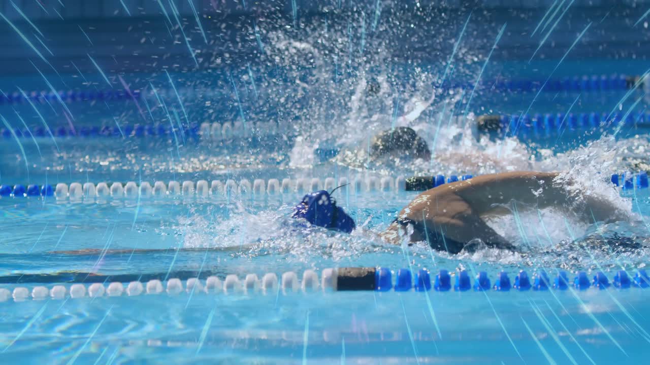 Sportschwimmer setzen zum Kraulschlag an, erzeugen Wellen und schwimmen nebeneinander auf den Schwimmbahnen