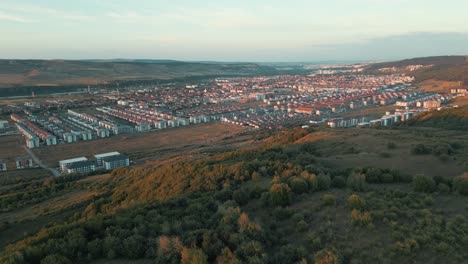 Vista-De-Drones-De-Una-Ciudad-Desde-La-Colina