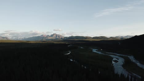 Bastante-Río-En-Un-Vasto-Paisaje-De-Alaska-Visto-Desde-Un-Dron-Al-Amanecer