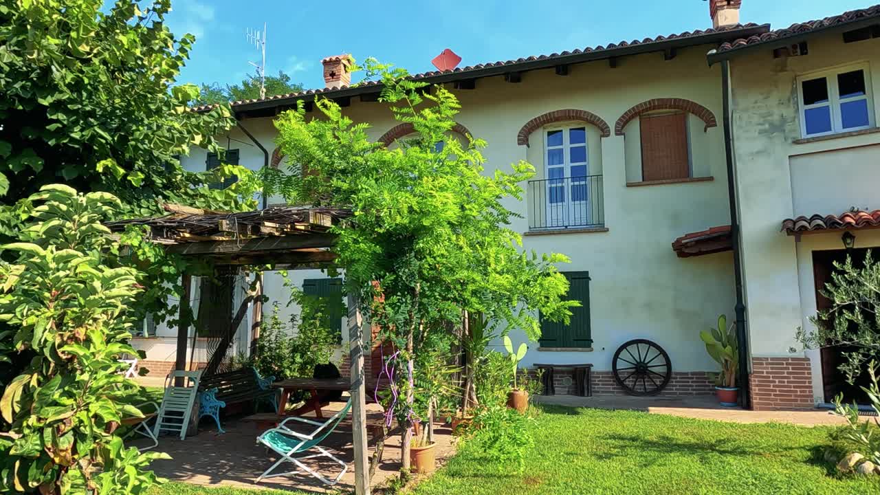 울창 한 초록색 으로 둘러싸인 조용 한 포도원 집