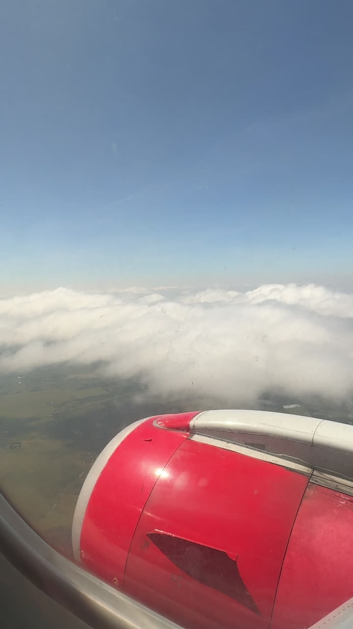 Wunderschöne Aussicht auf die Wolken aus einem Flugzeugfenster.