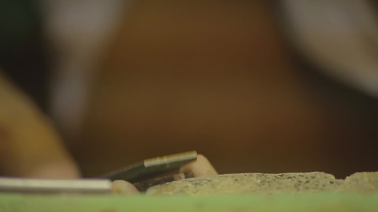 약혼이나 결혼 반지를 만드는 직장에서 이탈리아 금세공인