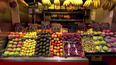 diferentes frutas que se muestran en la tienda de comestibles