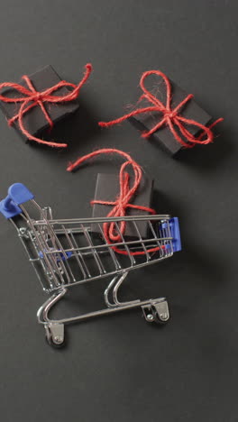 video vertical del carrito de compras con regalos en fondo gris