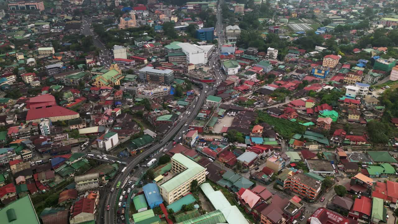 Hiperlaps pandangan udara lalu lintas jam sibuk yang padat di sepanjang jalan raya di tengah pemandangan kota - Magsaysay Avenue, Baguio City, Filipina.