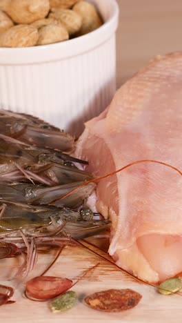 variedad de carnes, nueces y productos lácteos mostrados