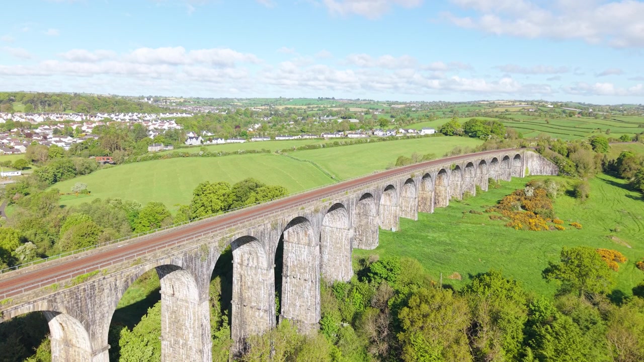 Flyfoto av Craigmore Viaduct som strekker seg over frodig grønt landskap nær Newry, Irland.