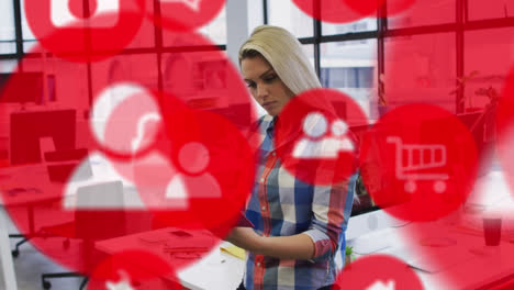 animación de iconos de los medios sobre una mujer de negocios caucásica sosteniendo documentos