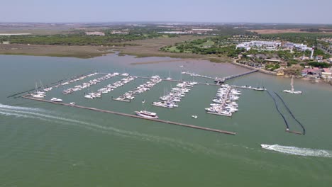 barcos navegando a través del estuario junto al puerto deportivo