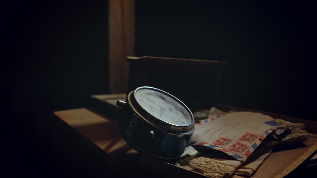 나무로 된 지붕에서 은 불필요한 알람 시계와 먼지로 가득 찬 다락방의 어에 은 편지까지 천천히 는 것.