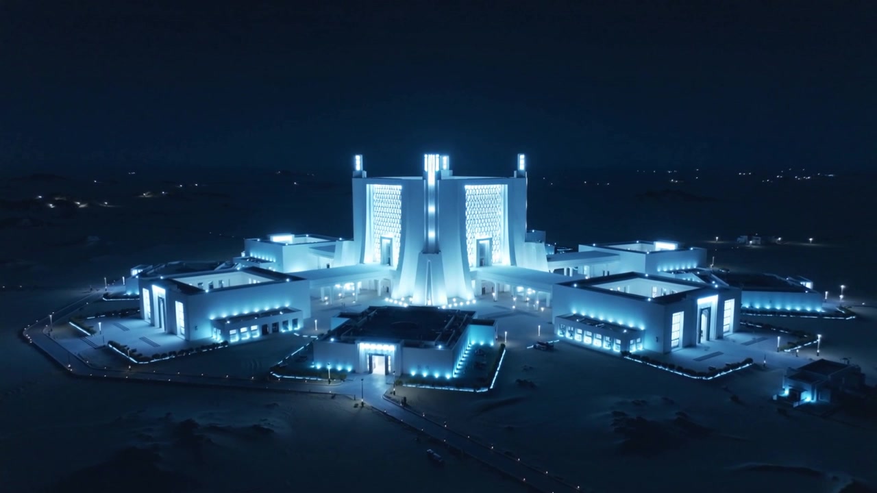 無人機接近進行空中展示，展現夜間燈火通明、雙子塔閃耀的現代化建築群