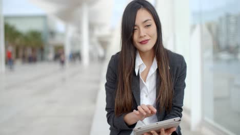 Mujer-Joven-Con-Estilo-Usando-Su-Tablet-pc