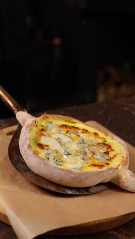 delicioso khachapuri con peras y queso azul