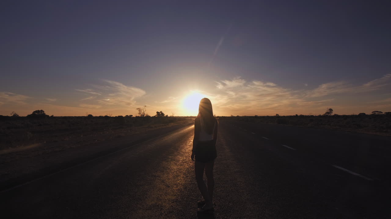 zoom trasero en la foto de la silueta de la mujer disfrutando de la hermosa puesta de sol a 90 millas rectas