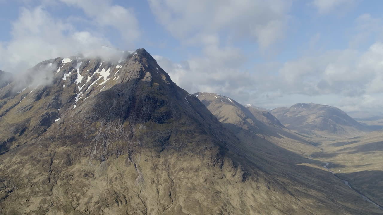 imágenes aéreas de las montañas y el paisaje en glen etive cerca de glencoe, tierras altas escocesas