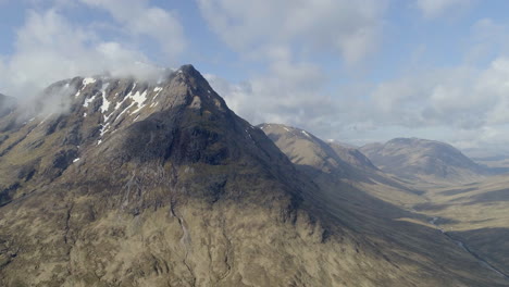 Imágenes-Aéreas-De-Las-Montañas-Y-El-Paisaje-En-Glen-Etive-Cerca-De-Glencoe,-Tierras-Altas-Escocesas