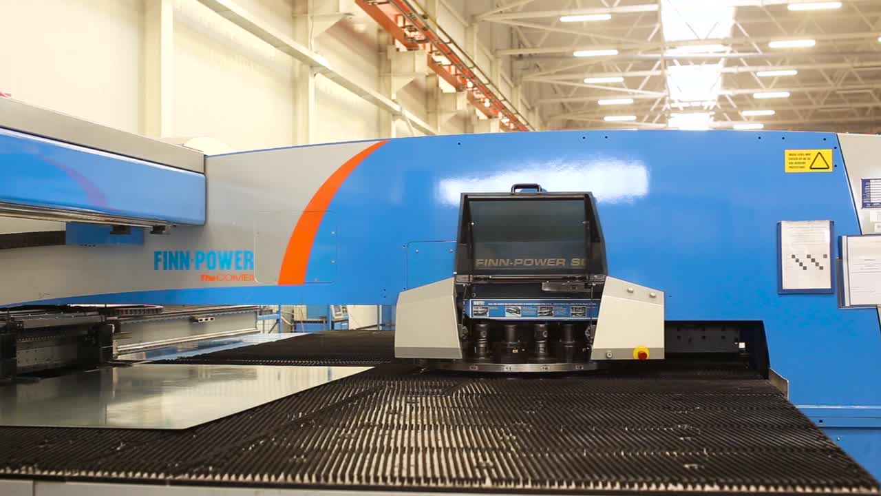 máquina de corte por láser de potencia de aleta en acción