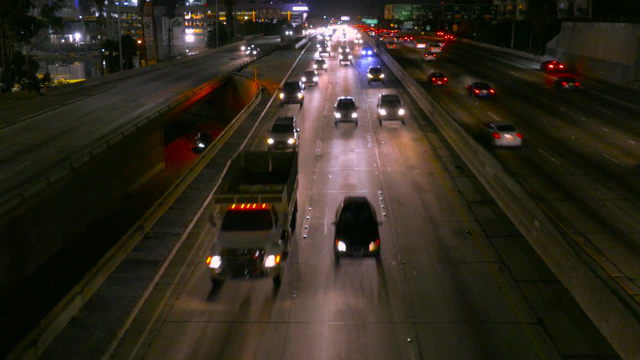 고속도로의 야간 교통