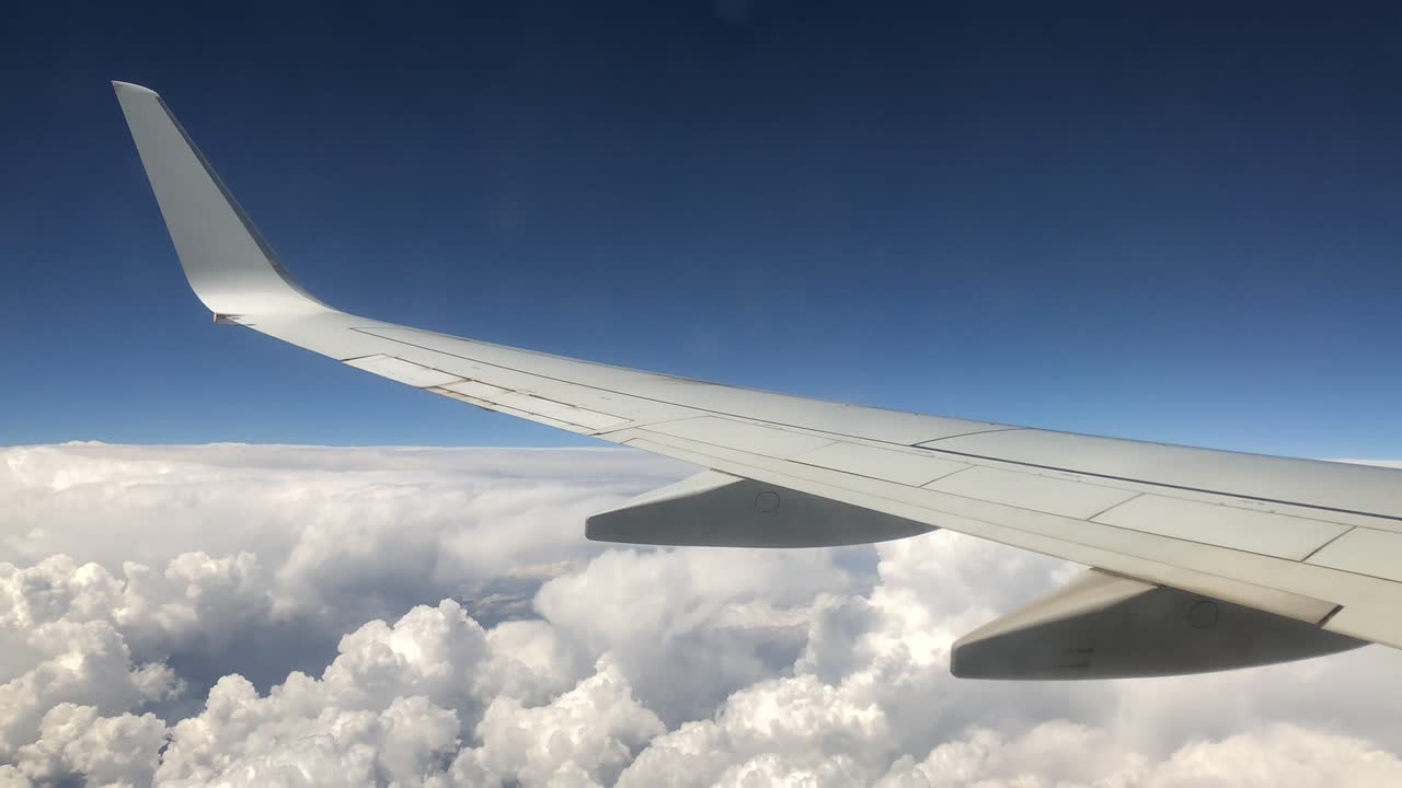 구름 위를 나는 비행기 날개