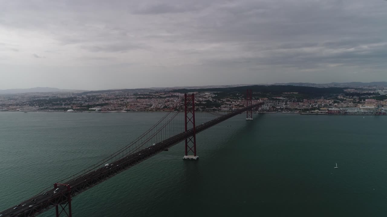 Ponte 25 de Abril, che collega Lisbona e il comune di Almada