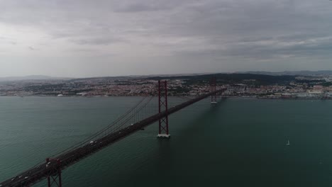 Ponte-25-De-April,-Der-Lissabon-Und-Die-Gemeinde-Amalda-Verbindet