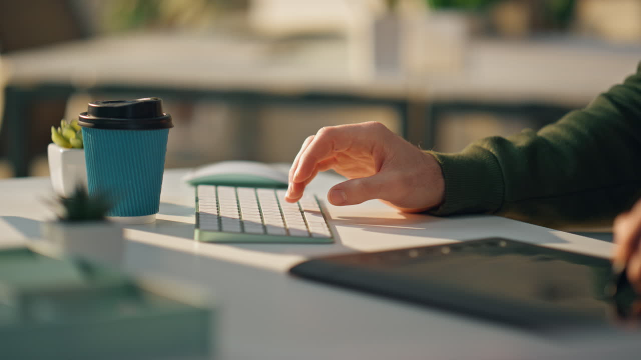 손으로 그림을 그리는 디자이너 스타일러스 디지털 태블릿 캐비 클로즈업