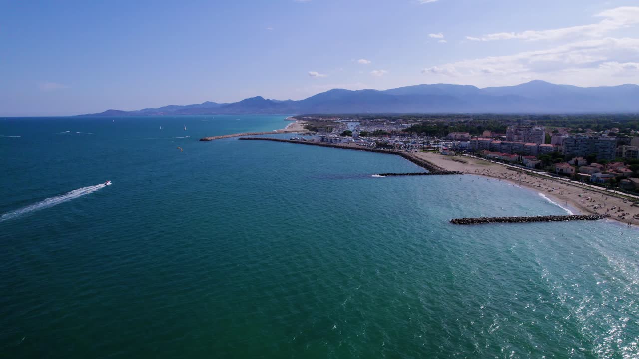 toma panorámica aérea que muestra una hermosa playa de arena y el mar mediterráneo azul en francia durante el verano - cordillera en el fondo, st cyprien