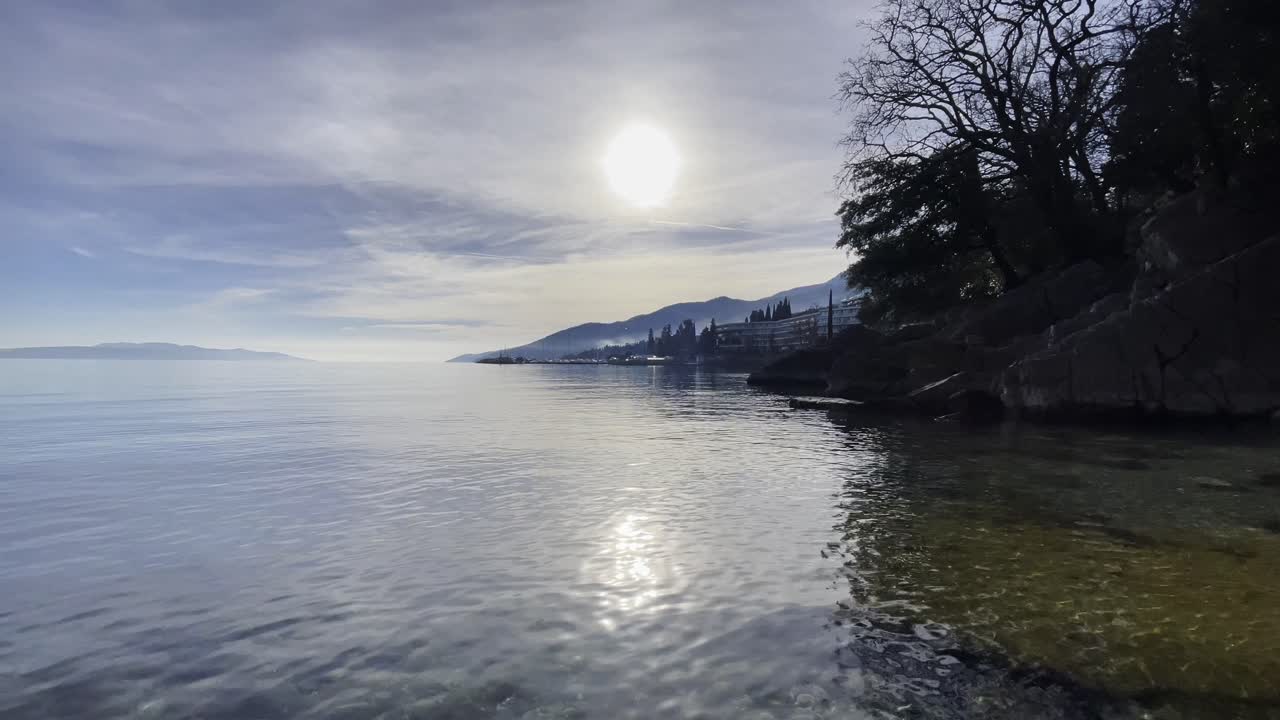 ciudad turística sol en la costa con la isla en la distancia, opatija, croacia