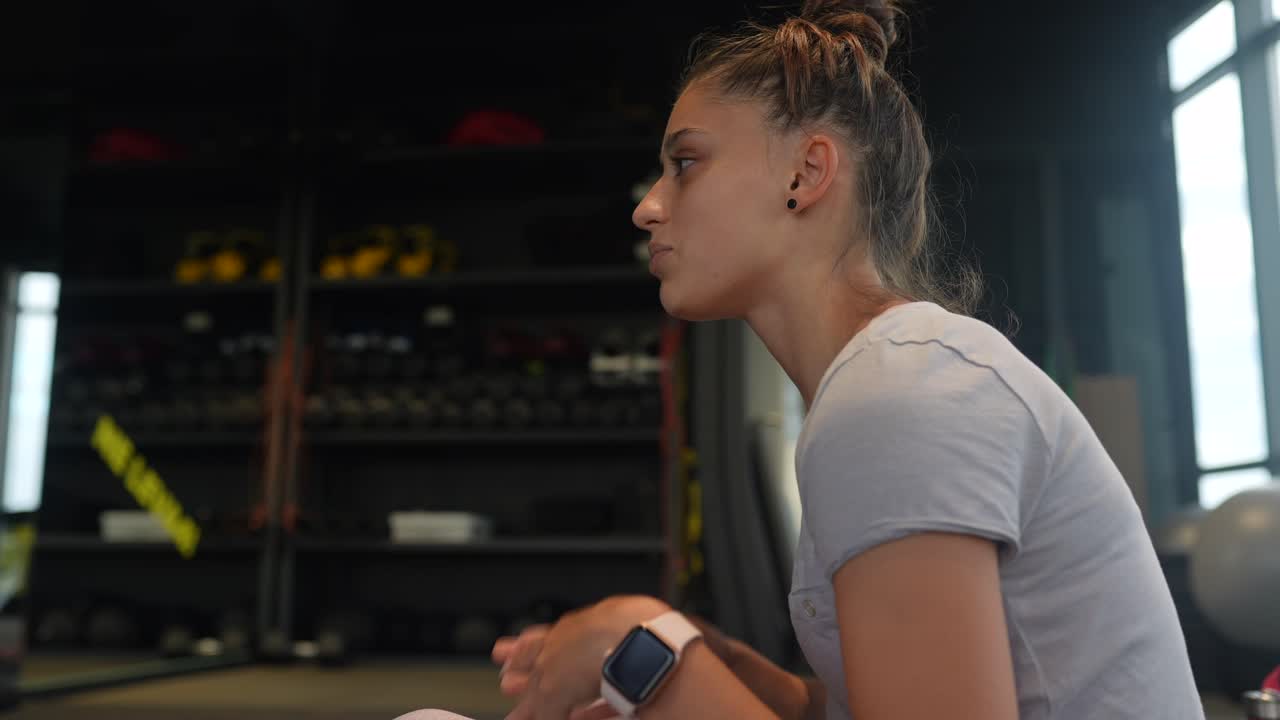 Wanita Berolahraga di Gym