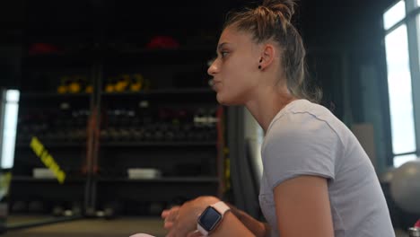 mujer trabajando en el gimnasio