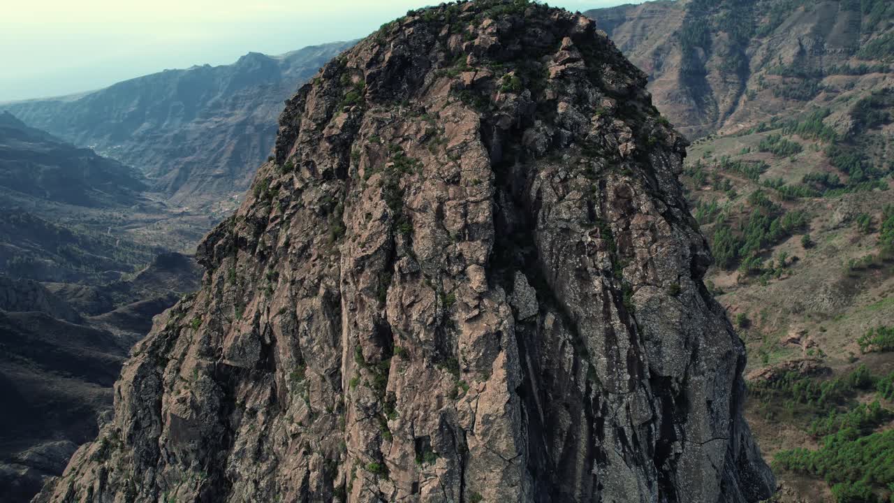 Vista drone del neck vulcanico Roque de Agando a La Gomera, Isole Canarie