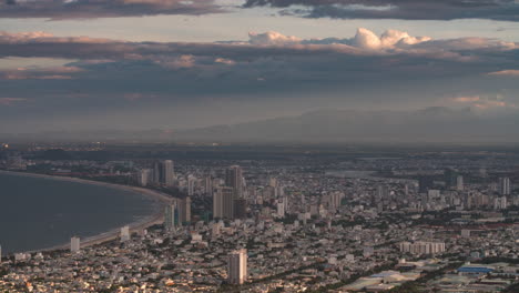 Tag-zu-Nacht-Zeitraffer-Des-Stadtbildes-Von-Da-Nang---Luftpanorama