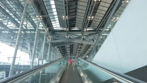 escalera mecánica del aeropuerto