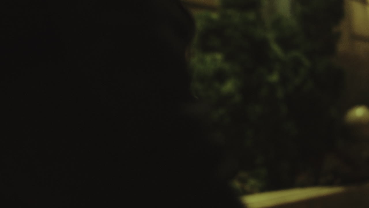 las piernas de la mujer van de noche en la ciudad moderna. zapatos de moda caminando por la calle.