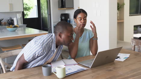 Ein-Heterogenes-Paar-Verwaltet-Seine-Finanzen-Zu-Hause-Mit-Einem-Laptop