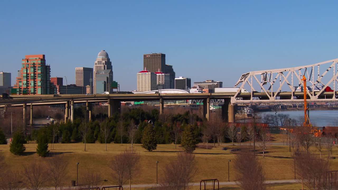 el horizonte de louisville kentucky detrás de los puentes sobre el río ohio