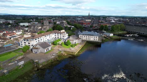 Río-Shannon-Y-Ciudad-De-Limerick-En-El-Oeste-De-Irlanda-Visto-Desde-Un-Dron,-Antena-4k