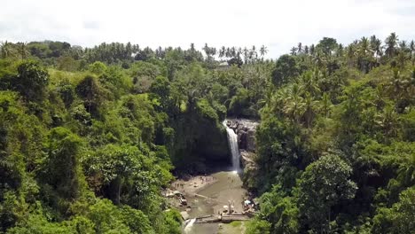 Zeitlupen-Wasserfallfliege-Rückwärtsdrohne