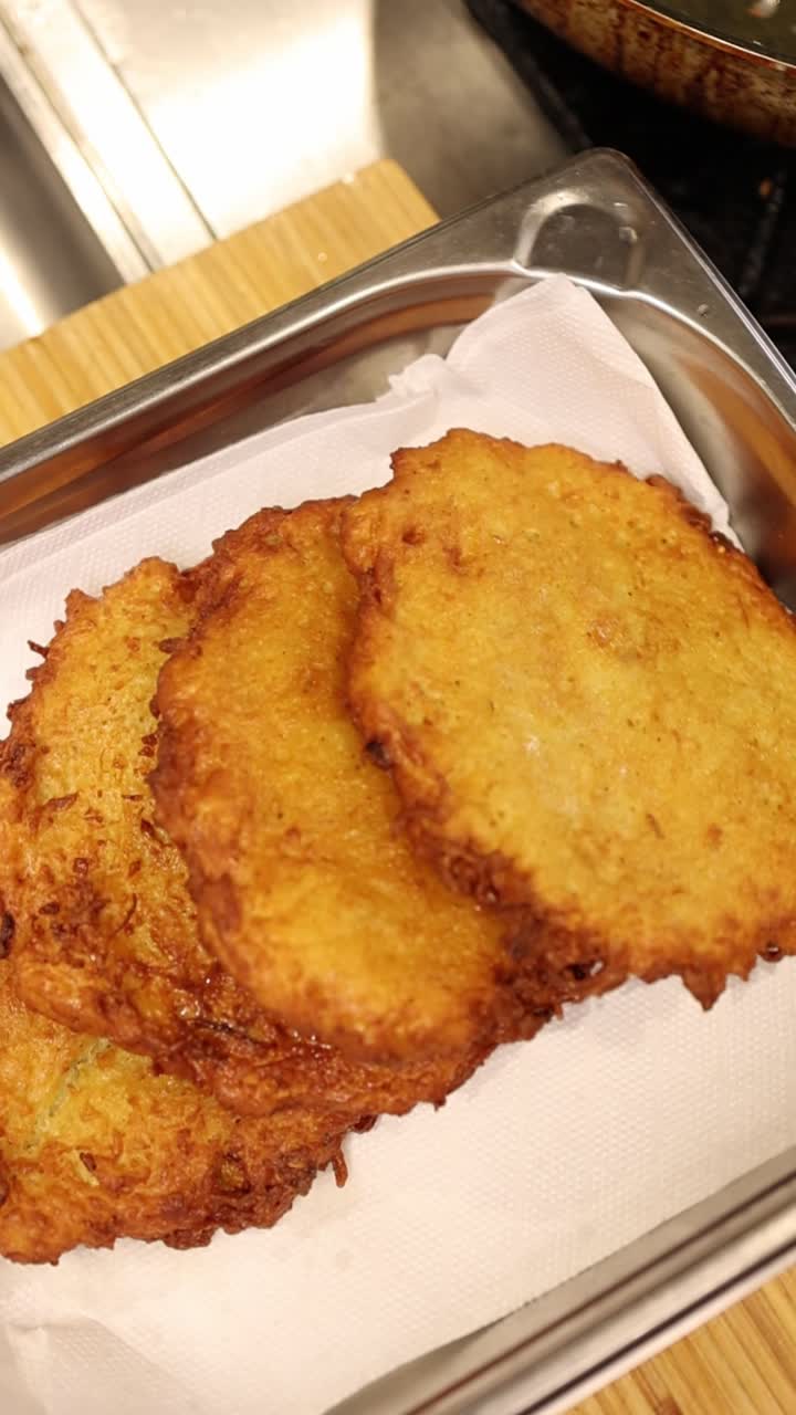 Frittelle di patate fritte dorate che riposano su carta assorbente