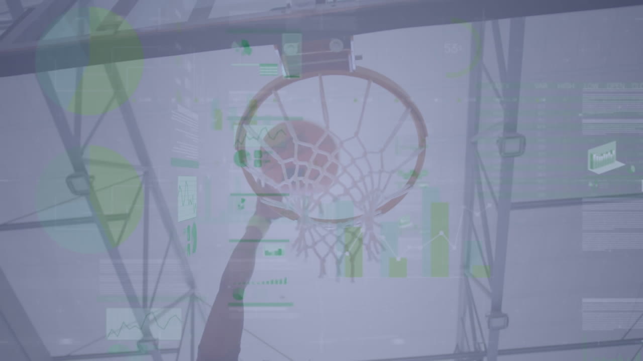 анимация обработки финансовых данных над кавказским баскетболистом, играющим в спортзале