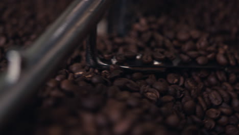 granos de café en una máquina de tostar