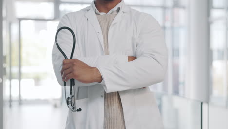 Doctor,-Hombre-Y-Brazos-Cruzados