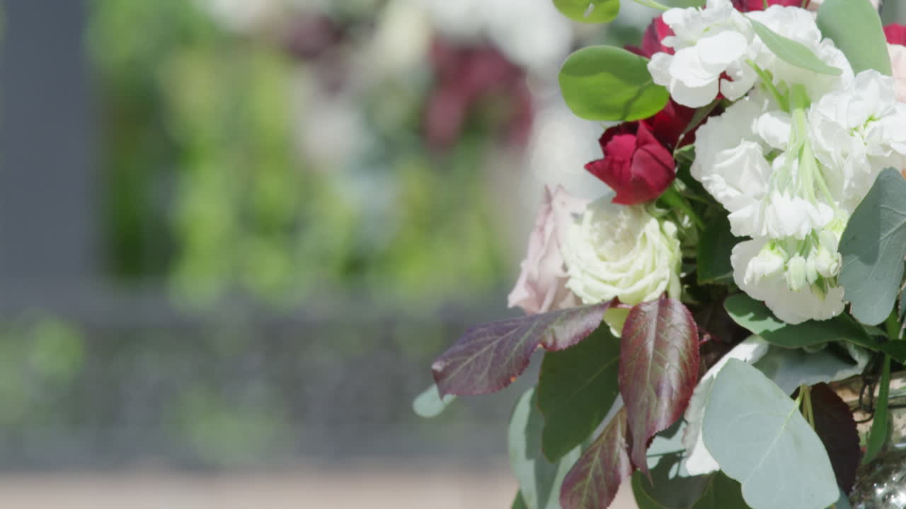 결혼식 장식에서 바람에 흔들리는 꽃꽂이 바구니