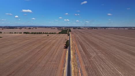 Carretera-Recta-Que-Atraviesa-Un-Vasto-Campo-Marrón-En-Yarrawonga-Victoria-Australia