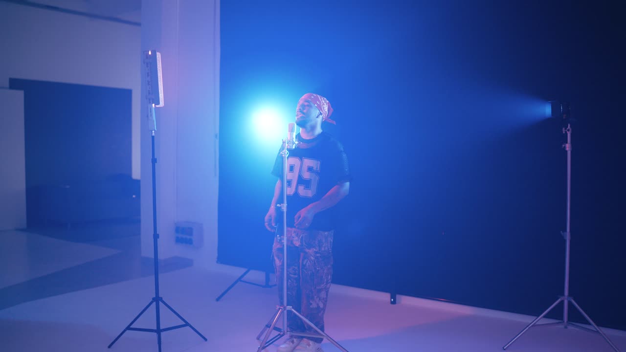 Cantante reggaeton che interpreta un brano in uno studio di video musicali