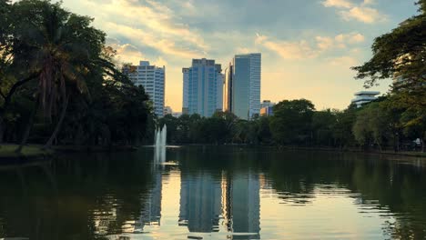 parque lumpini en bangkok vista del lago en el sureste de asia tailandia