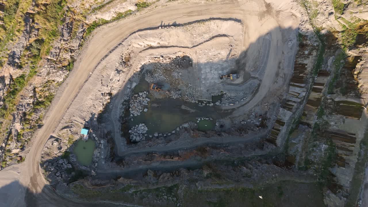 Luftfoto av et aktivt steinbrudd