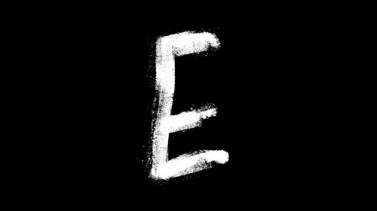 Lettera E bianca animata disegnata a mano con texture grunge su sfondo nero