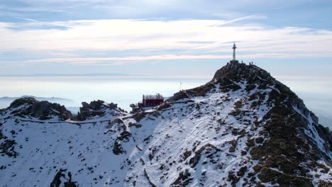 gran cruz en la cima de la montaña resegone en el norte de italia